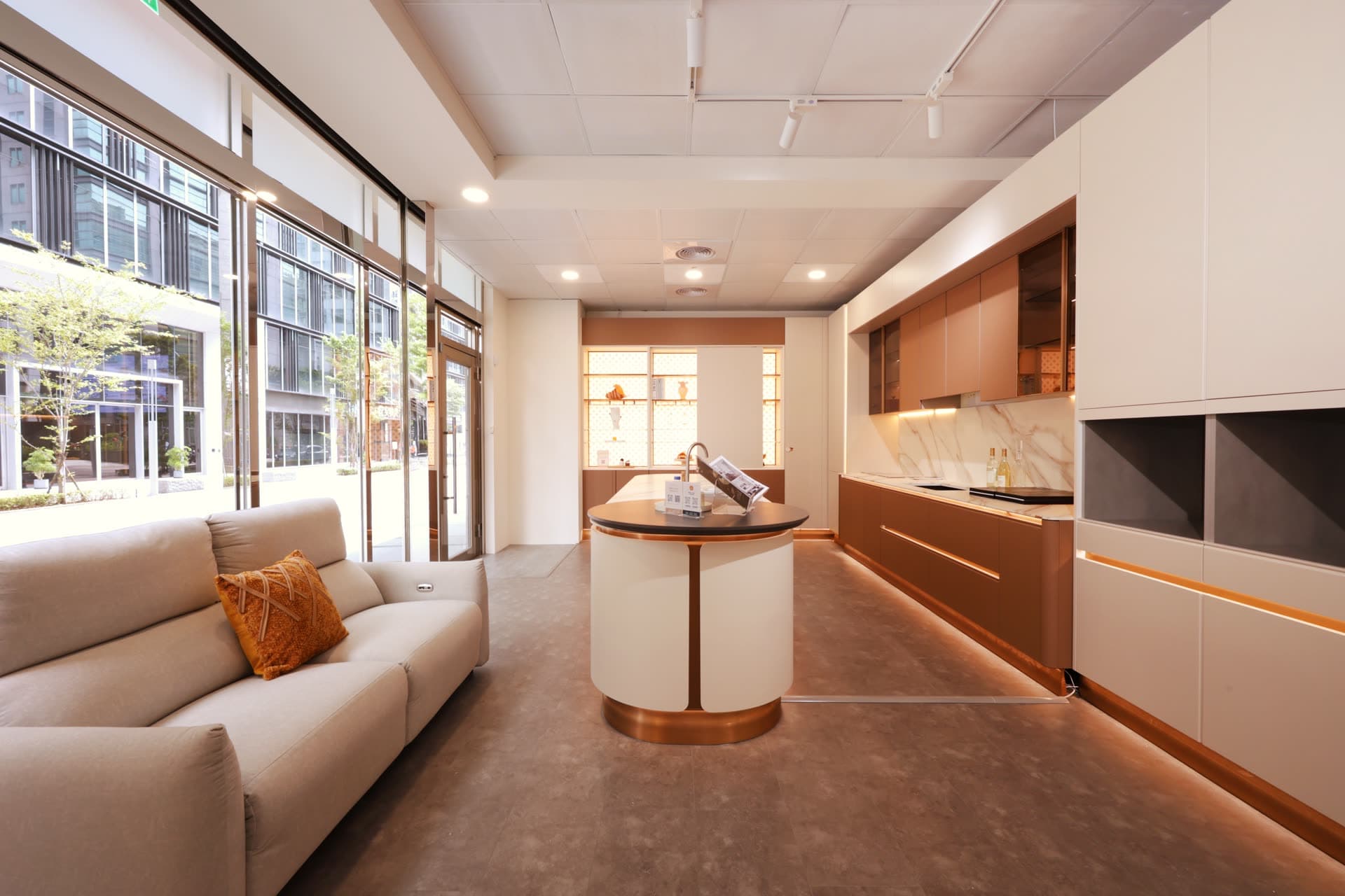 木兮全屋定製台北內湖門市實景|客廳沙發與系統廚櫃展示區
