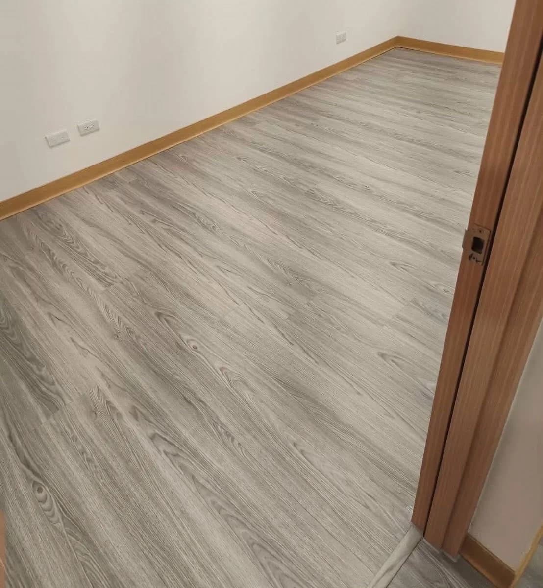 灰調木紋石晶地板搭配木質門框