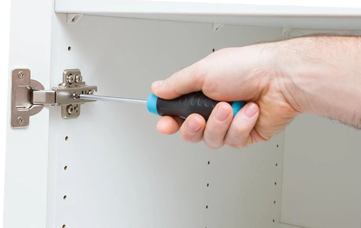 系統櫃鉸鏈安裝示意，緩衝鉸鏈調整與固定