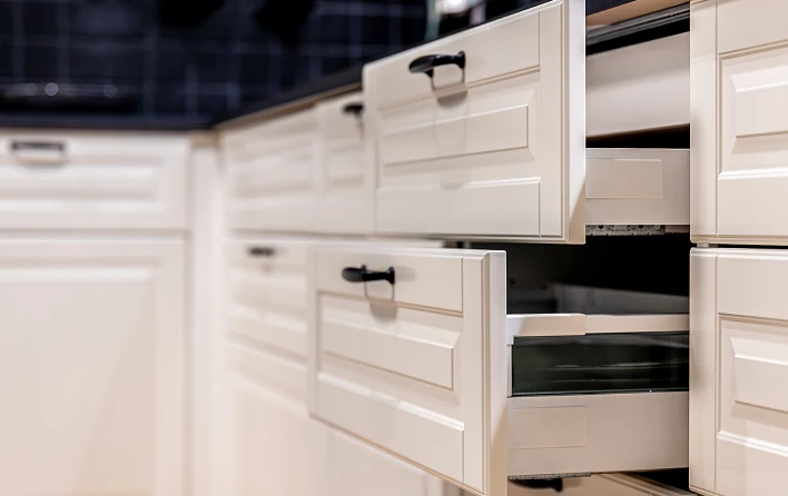 廚房系統櫃抽屜設計，滑軌順暢收納空間展示