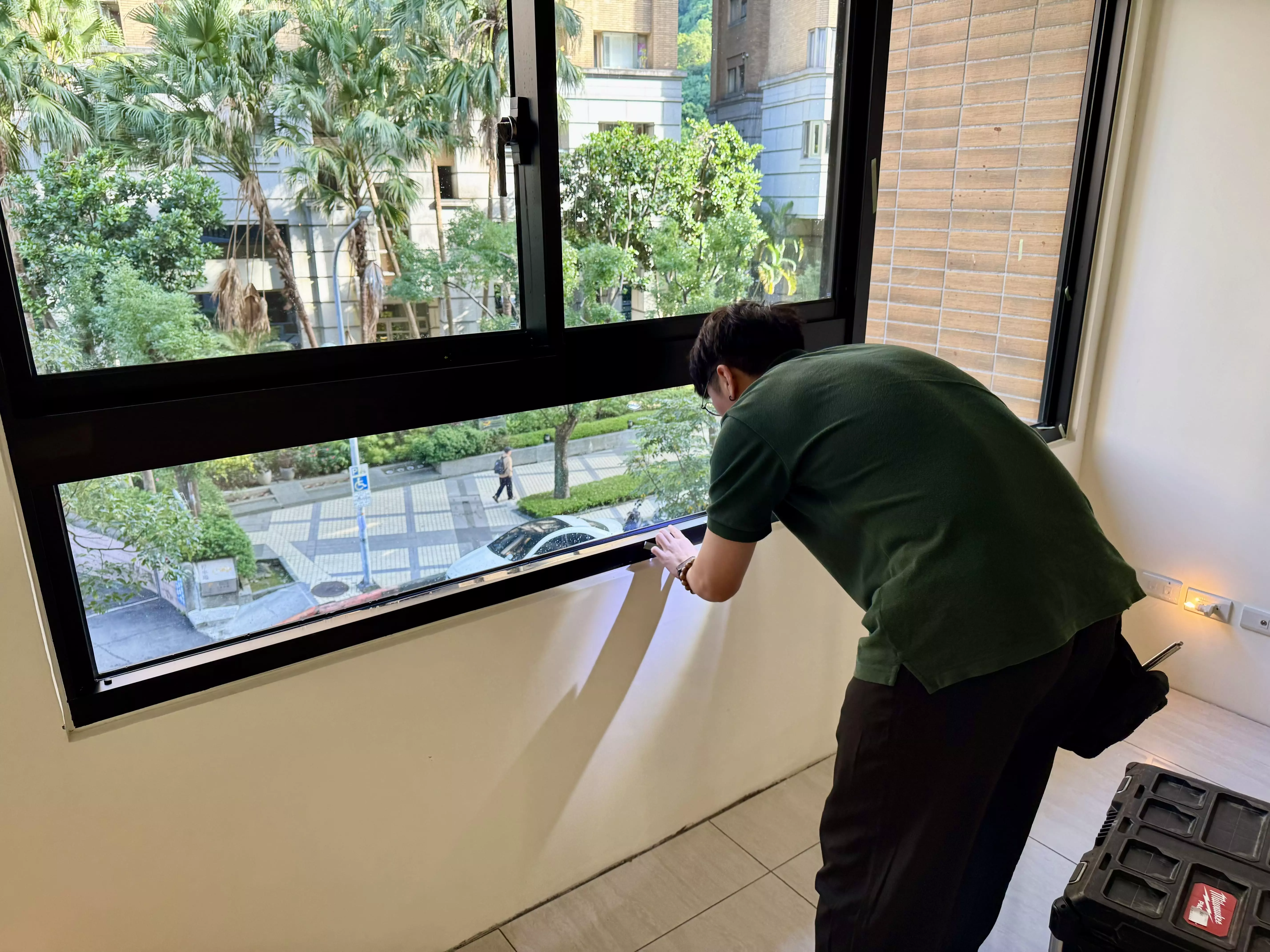 門扇窗戶檢測：門扇窗戶功能與外觀、玻璃完整性、矽利康收邊。