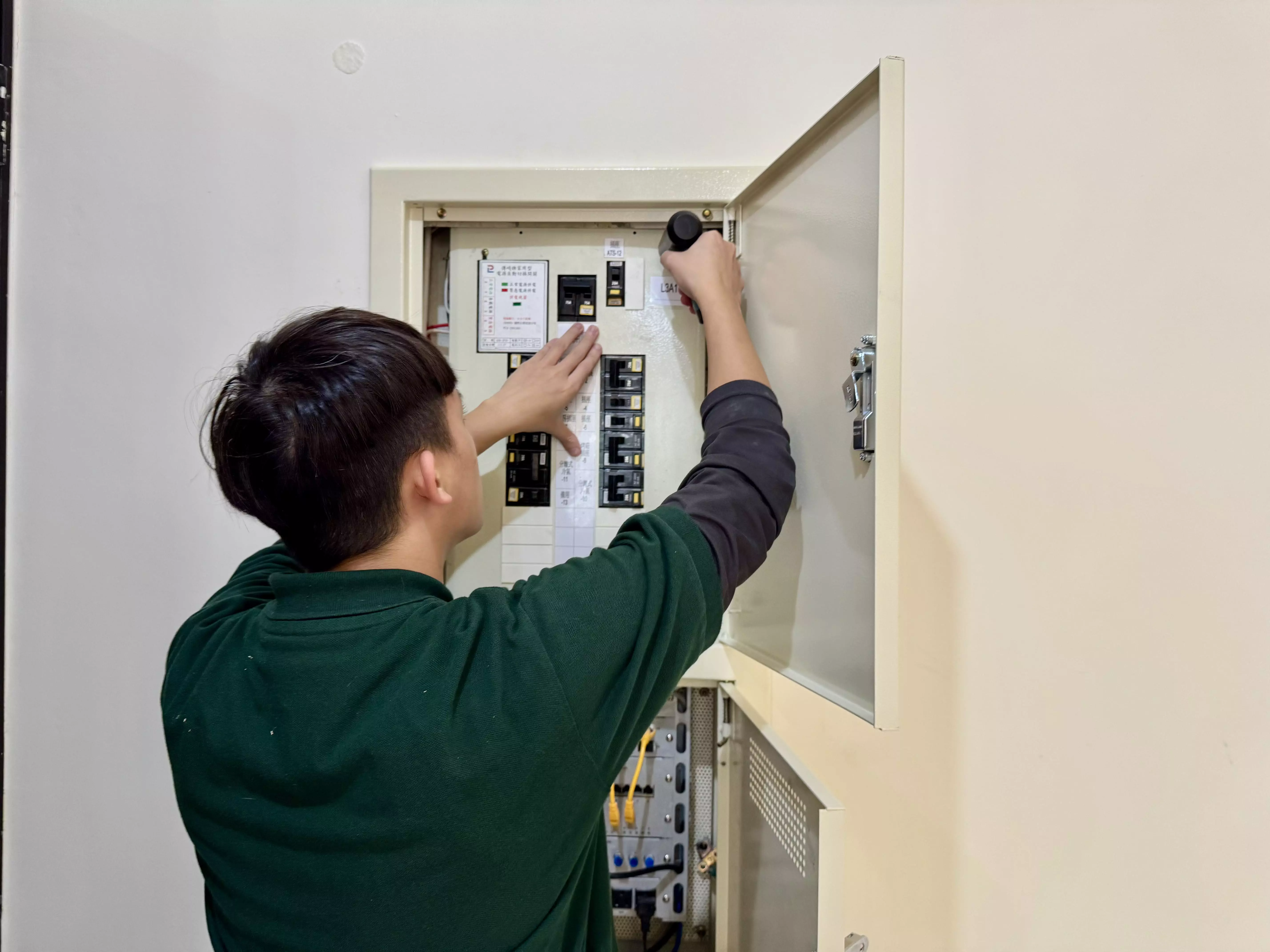 電氣電訊檢測：配電箱完整性、水電圖核對、電箱線徑、插座迴路負載、漏電斷路測試。
