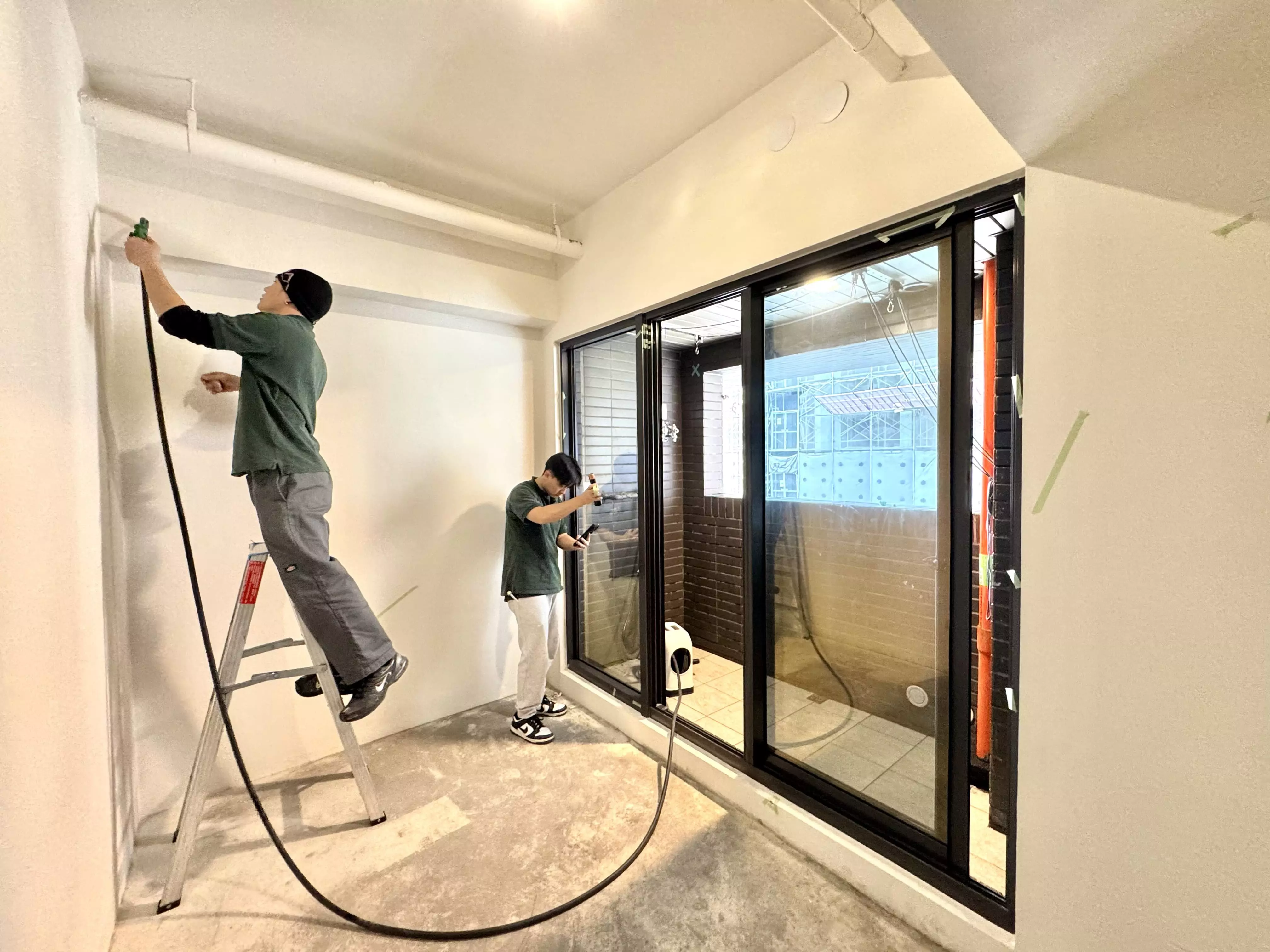 地磚空心檢測：驗屋師使用打診棒檢查地坪